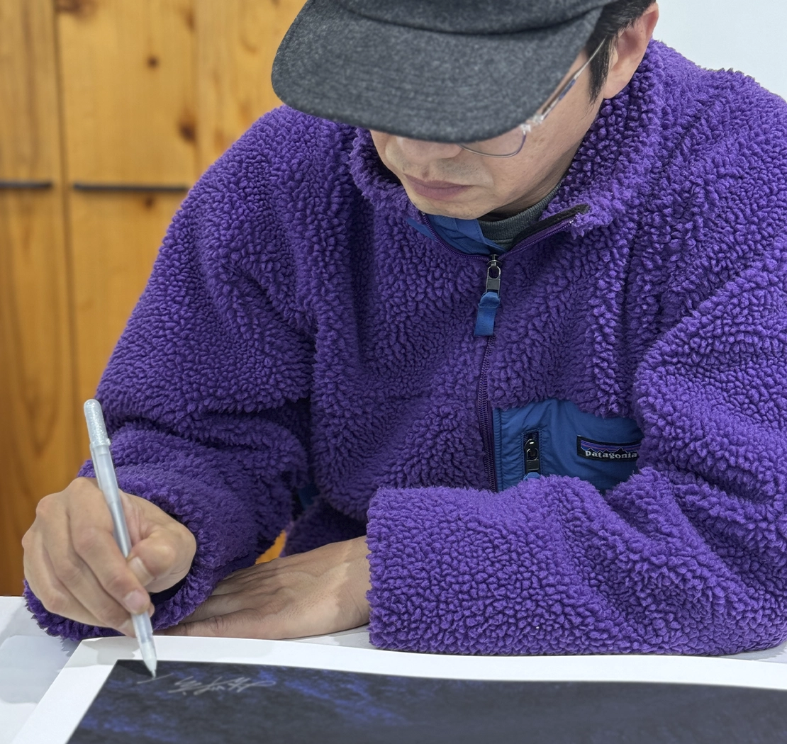 임채욱 작가 판화 싸인하는 모습