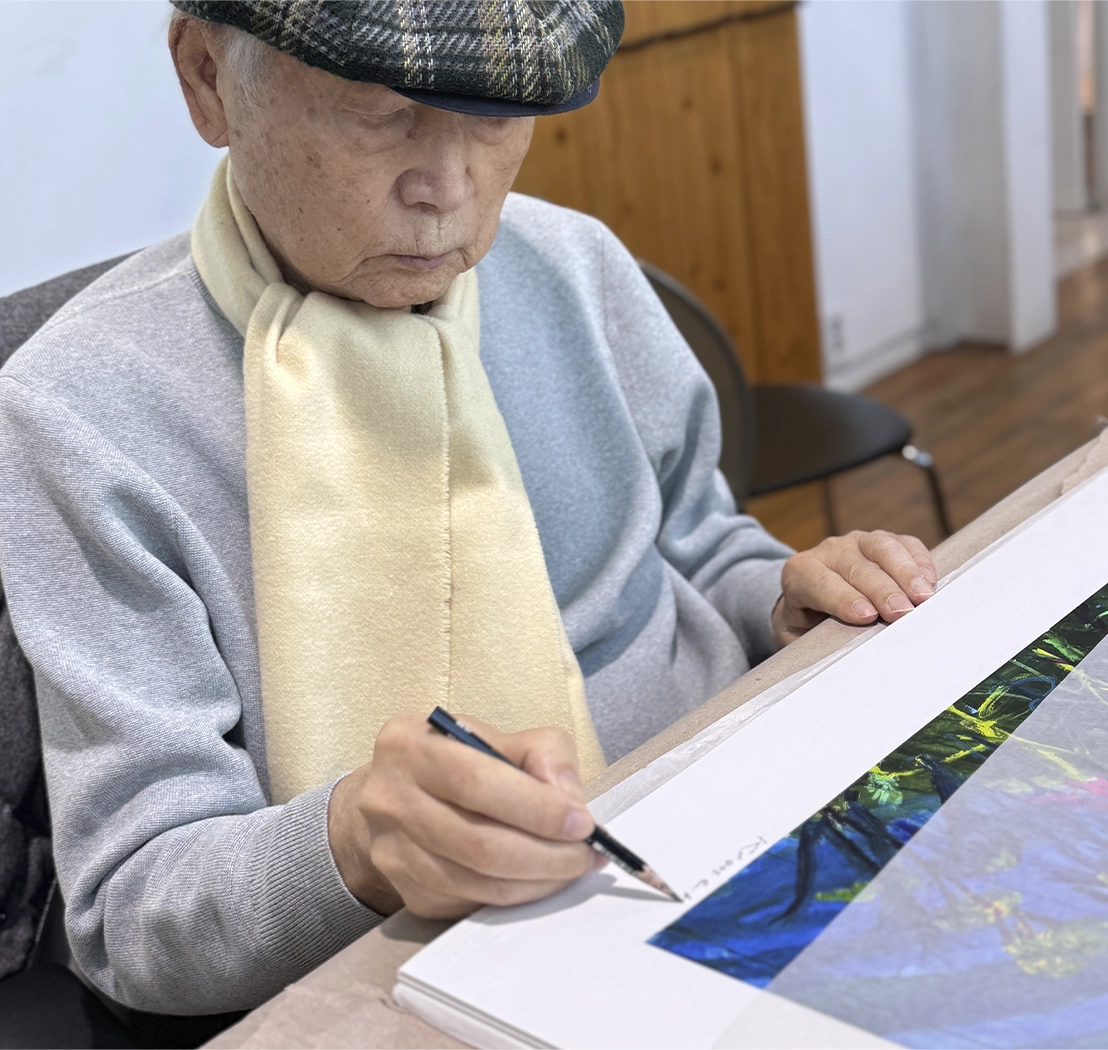 김종학 작가 판화 싸인하는 모습